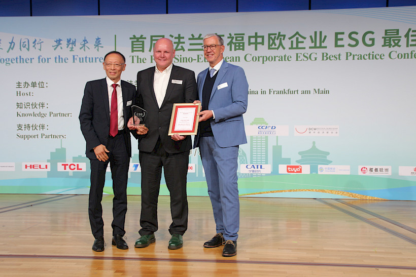 Yi Wu (Deutsch Chinesische Wirtschaftsvereinigung), Jürgen Pfitzer (TECNARO) und Walter Döring (Wirtschaftsminister aD) bei Verleihung Best ESG Award an TECNARO