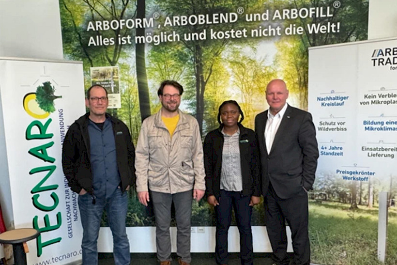 Foto: Thorsten Lepple QM TECNARO, Steffen Gräbner DIN CERTCO, Rose Maffo QM TECNARO und Jürgen Pfitzer CEO TECNARO – TECNARO erhält FSC®- und PEFC-Zertifizierung durch DIN CERTCO